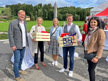 Verena und Thomas freuen sich über die Jubiläumsgeschenke