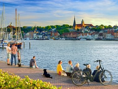 Flensburg: Entspannung am Yachthafen mit Blick auf die Altstadt