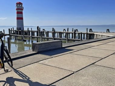 Leuchtturm in Podersdorf am Neusiedler See mit Fahrrad im Vordergrund