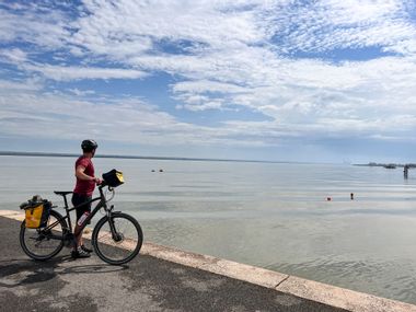 Cyclist at the sea in Paimbœuf