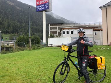 Verena mit Fahrrad am Brenner