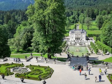 Schloss Linderhof mit Terrassengärten