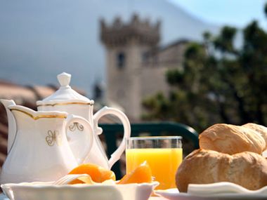 Frühstück mit Croissants im Hotel Accademia in Trient