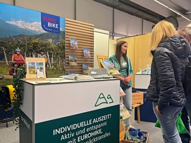 Messeauftritt auf Messe mit Begleiterin