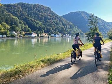 Radfahrerinnen am Donauradweg zwischen Grein und Melk Radfahrerinnen am Donauradweg zwischen Grein und Melk