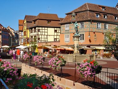 Fachwerkhäuser und blumengeschmückte Geländer in Colmar