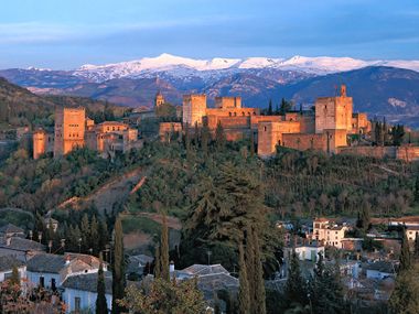 Alhambra vor verschneiten Bergen