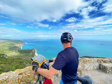 Radfahrer mit Blick auf Küste und Meer