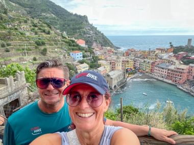 Zwei Urlauber bei Aussichtspunkt auf das Dorf Cinque Terre