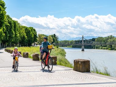 Family cycling in Oberndorf