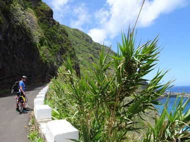 Radfahrer am Weg zum Hochplateau Paul de Serra