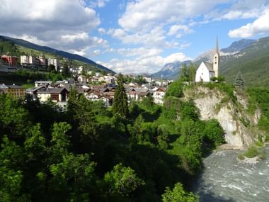 Blick auf Scuol am Innradweg Blick auf Scuol am Innradweg