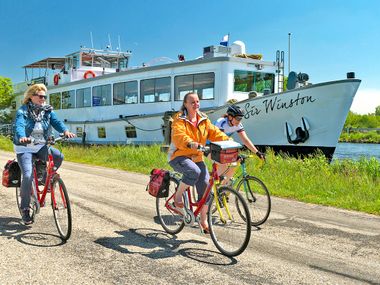 Radfahrer vor MS Sir Winston Holland