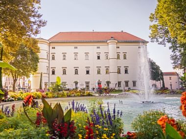 Porcia Castle in Spittal an der Drau with two cyclists