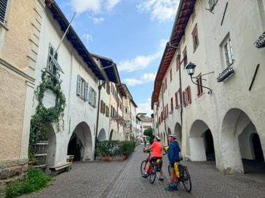 Cyclists visit alleyways in Neumarkt