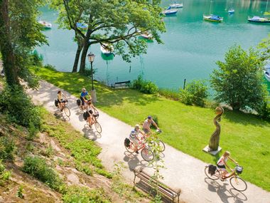 Cyclists on the shores of Lake Mattsee