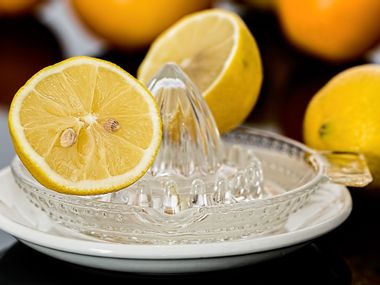Zitronen mit Zitronenpresse