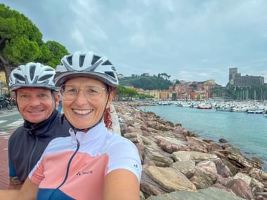 Zwei Radfahrer machen Selfie in La Spezia