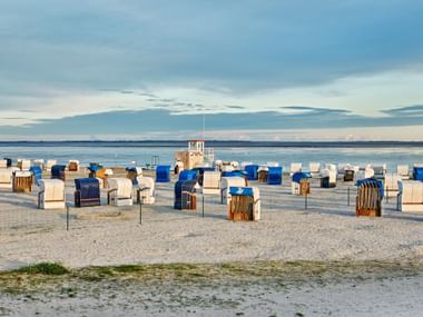 Strand am Wattenmeer mit Strandkörben; Wattwanderzentrum Ostfriesland
