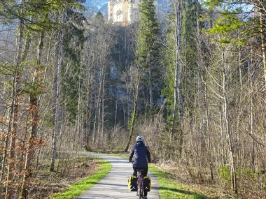 Radfahrer während der kalten Jahreszeit in Bayern