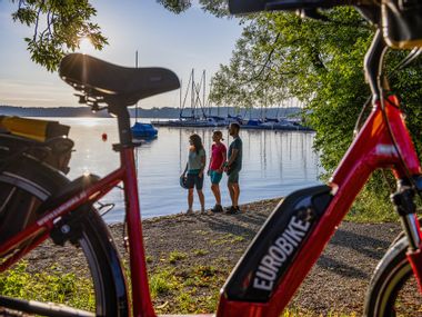 E-Bike und drei Radfahrer am Starnberger See