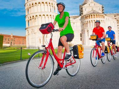Radfahrer vor dem schiefen Turm von Pisa