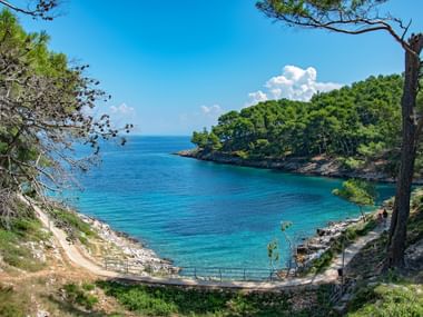Eine der malerischen Buchten auf der Insel Cres Eine der malerischen Buchten auf der Insel Cres
