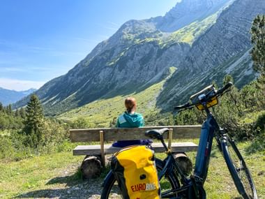 Frau macht Radpause am Formarinweg
