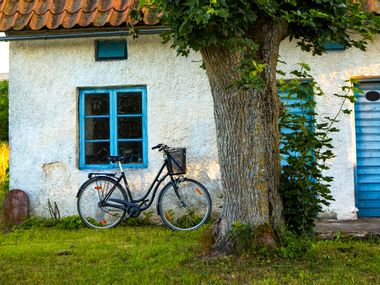 Fahrrad lehnt am Haus