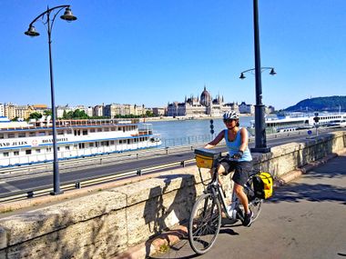 Eurobike-Mitarbeiterin Semiramis auf dem Donau-Radweg in Budapest