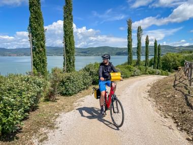 Radfahrer radelt mit Leihrad in Punta del lago