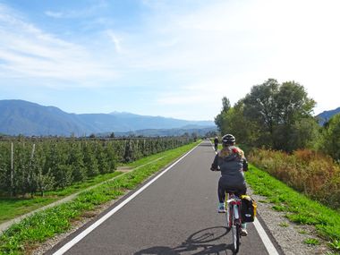 Radfahrer am Radweg in Richtung Bozen
