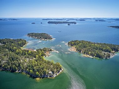 Blick auf einzelne finnische Inseln von oben