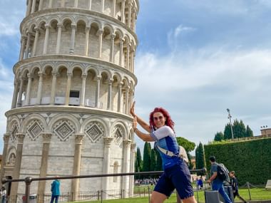 Urlauberin vor dem schiefen Turm von Pisa