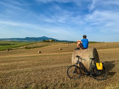 Radfahrer Rast auf Heuballen