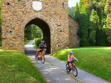 Radfahrer durch Torbogen