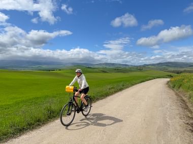 Radfahrerin auf Radweg in Val d'Orcia
