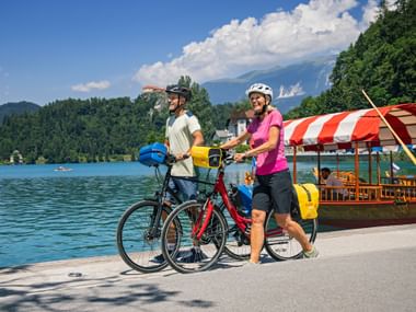 Zwei Radfahrer in Bled in Slowenien