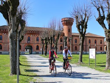 Zwei Radler vor Schloss in Pollenzo