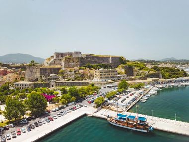 Blick von oben über den Hafen auf die Festung von Korfu