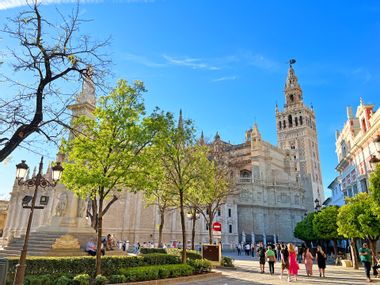 Kathedrale von Sevilla mit Park im Vordergrund