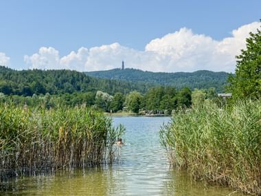 Strandbad am Keutschacher See mit Blick auf Pyramidenkogel