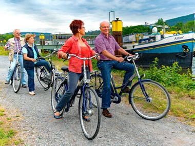 Cyclists in front of MS Allure