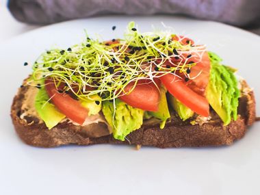 Vollkornbrot mit Avocado und Tomaten