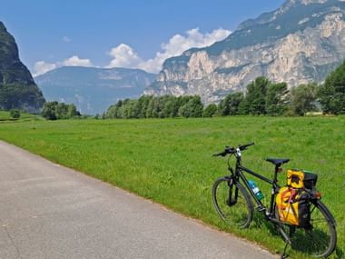 schwarzes Fahrrad mit Satteltasche am Etschradweg