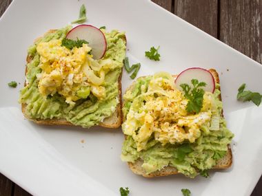 Vollkornbrot mit Avocado und Rührei