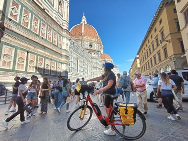 Radlerin mit E-Bike auf Domplatz von Florenz