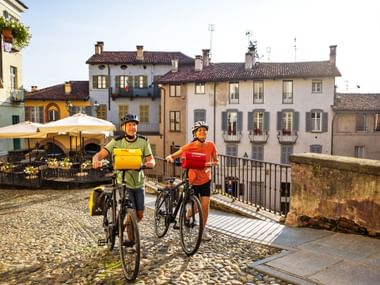 Radfahrer in der Saluzzo Altstadt