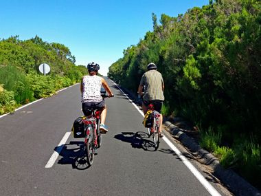 Radfahrer auf Hochebene Paul da Serra in Madeira
