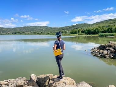 Radfahrerin am Trasimeno See mit gelber Lenkertasche